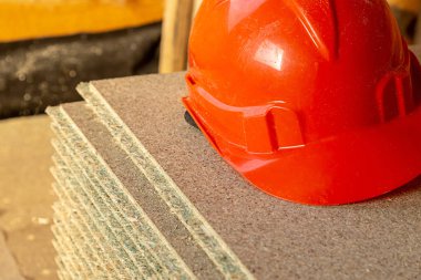 kask koruyucu parlak turuncu emek koruma başkanı inşaat malzemeleri kontrplak levha oluşturucu yığını