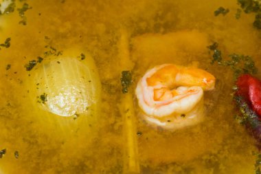 geleneksel Tay çorbası baharatlı tom yam gay tavuk suyu Lemongrass karides biber karides