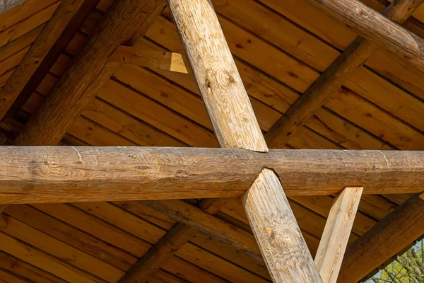 Építési rusztikus célkereszt gerendák tető bázis fa közeli természetes építőanyagok — Stock Fotó