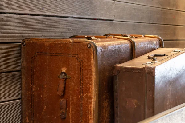 Hagyományos poggyász viharzott régi bőröndon állni egy nagy kis utazás nyaralás design — Stock Fotó