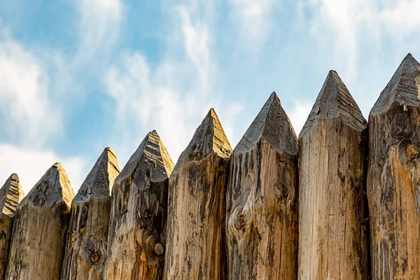 울타리 전통적인 뾰족한 로그 요새 유럽 야외의 병렬 보호 — 스톡 사진