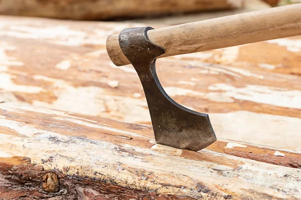 Traditionella tunna blad AX fastnat trä yta träbearbetning konstruktion — Stockfoto