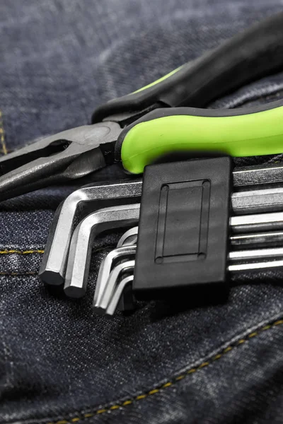 Set l chiavi curve poliedriche pinze utensili a mano su jeans fondo collezione di mobili — Foto Stock