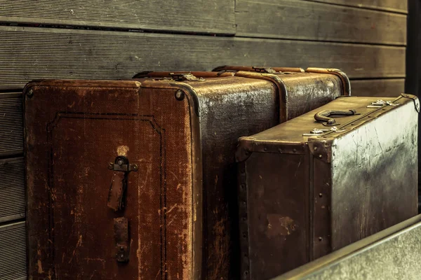Barna poggyász régi kopott bőrönd vasútállomás közelről design utazás — Stock Fotó