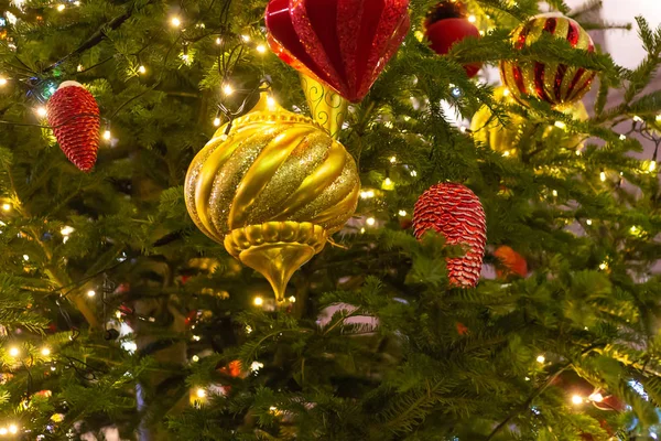 Bakgrund festlig Golden Shiny Ball röd pinecone färgglada jul dekor — Stockfoto