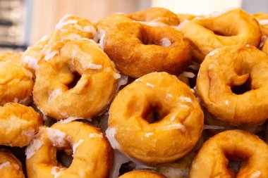 tereyağı ve şeker kızartılmış dağ çörekler geleneksel bir reçetedir. Parlak lezzetli geleneksel