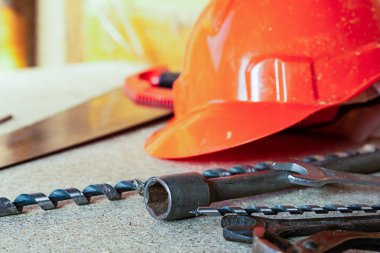 bulanık arka plan testere üzerinde arka plan takım konstrüksiyon seti anahtar matkap parlak turuncu boya