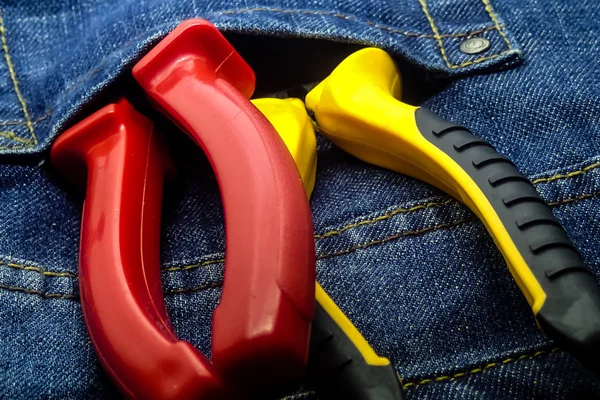 kesme pliers plastik çalışma giysileri elektrikçi arka plan mühendisliği kırmızı sarı siyah kolları