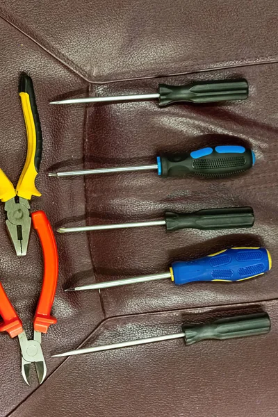 Vertical set pattern base row horizontal screwdrivers pair screwdrivers background — Stock Photo, Image