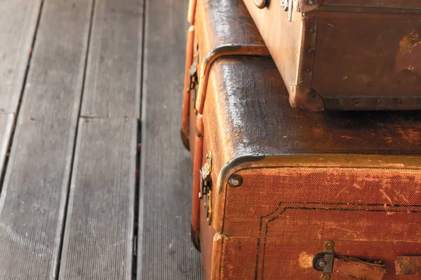 Pilha velho resistido mala marrom par bagagem cópia espaço marrom chão de madeira estação ferroviária — Fotografia de Stock