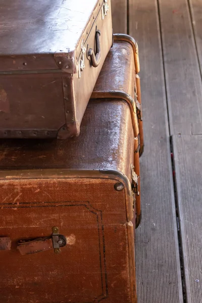 Állomás poggyász pár barna bőrönd, nagy kis közelből bőr táska régi viharos — Stock Fotó