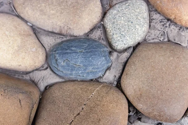 ベージュ グレー の石壁セメントベース クローズアップ剛性滑らかな小石背景ベース — ストック写真