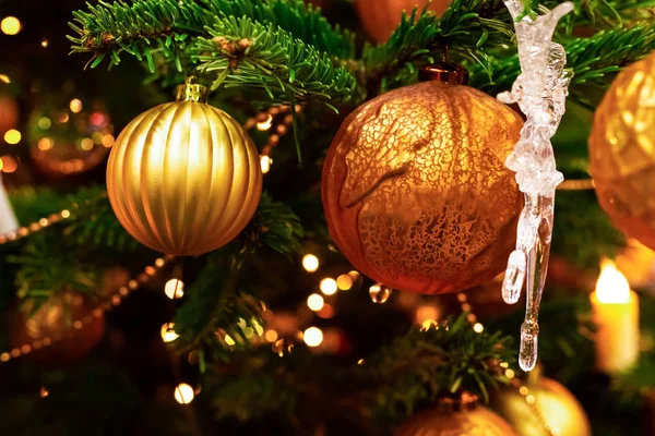 Glas goldene Kugeln Dekoration Weihnachten transparent Eiszapfen Nahaufnahme Design saisonal — Stockfoto
