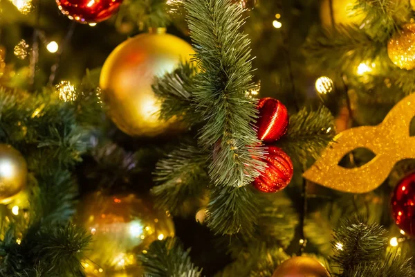 Dekor festlich golden weihnachten design spielzeug weihnachten karneval maske flauschig fichte hintergrund — Stockfoto