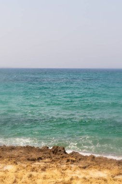 dikey fotoğraf masmavi parlak deniz Akdeniz vahşi taş çöl plaj yıpranmış tatil ıssız plaj