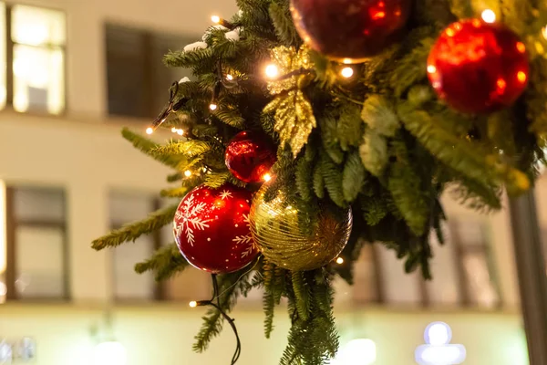 Kerst decoratie Bright feestelijke decor gouden bal rode brandende lichten Garland close-up — Stockfoto