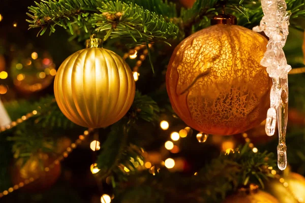 Orange glänsande juldekoration närbild bakgrund festligt nytt år design — Stockfoto