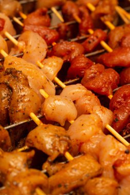 çiğ et hazırlanmış kızartma açık ateşa aromalı ahşap şişler yakın çekim