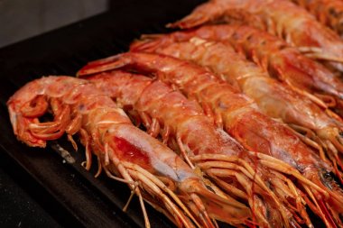Geleneksel Asya mutfağı Fried Langoustine carapace. deniz ürünleri taze parlak karides