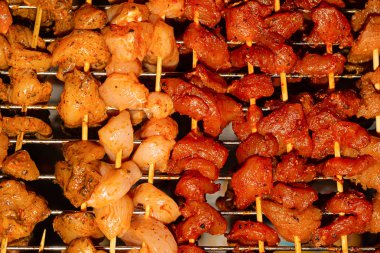 çiğ et hazırlanmış kızartma açık ateşa aromalı ahşap şişler yakın çekim