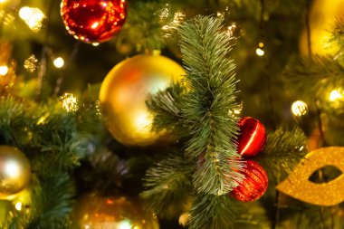 noel parlak dekor topu altın kırmızı kabarık ladin arka plan şenlikli