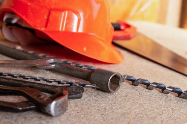 set inşaat araçları matkap anahtarı testere kask turuncu closeup