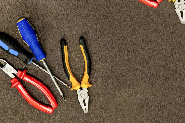 Traditionele elektricien tool een paar Nippers schroevendraaiers kopiëren ruimte ontwerp engineering achtergrond — Stockfoto