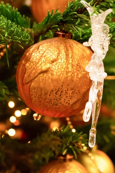Orange hell große Kugel neue Jahr Eiszapfen Nahaufnahme festliche Weihnachten Hintergrund — Stockfoto