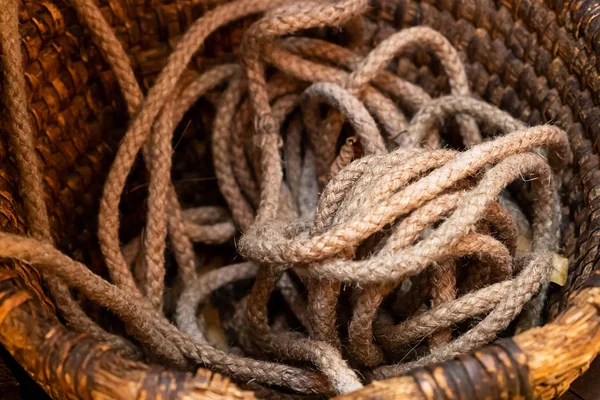 Stevige massief bruin touw natuurlijke oude stapel close-up in een houten mand — Stockfoto