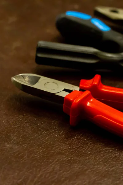 Set Werkzeuge vertikales Muster rote Zange auf dem Hintergrund der Schraubendreher Reparatur Befestigung — Stockfoto