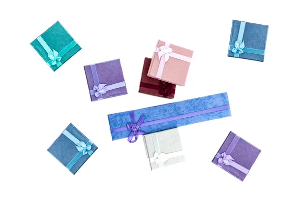 Cajas de vacaciones regalo sorpresa lila azul surtido fondo blanco — Foto de Stock