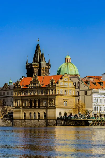 Praga República Checa em 27 de abril de 2017. Câmara Municipal da Cidade Velha Karlov Bridge vista ensolarada do dia do rio Vltava — Fotografia de Stock