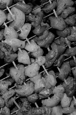 ahşap şişler mutfak desen tabanı üzerinde monokrom set et tabağı gri taban