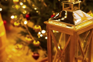 bulanık bir arka plan üzerinde sihirli tasarım şenlikli lamba bir noel ağacı dekore