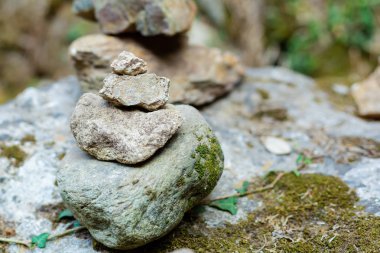 taş tasarım simetrik zen kule dinlenme kulesi parke taş kazık yakın çekim