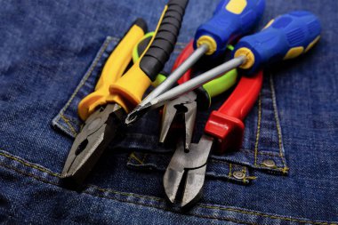 pliers tornavida çalışma aracı elektrikçi koyu arka plan closeup çifti
