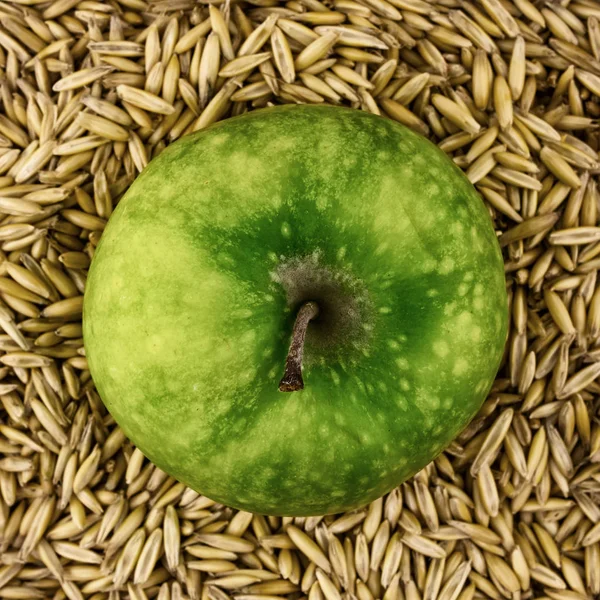 Крупним планом зелене яблуко вид зверху на зерновий фон здорової їжі — стокове фото