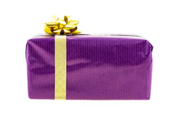 Caja de lilas regalo festivo primer plano cinta de oro arco blanco aislado fondo — Foto de Stock