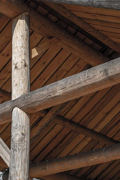 Construção rústico crosshair vigas fundo telhado de madeira país design — Fotografia de Stock