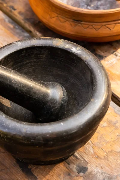 Pedra argamassa preto moagem cozinhar tradicional moagem ervas tempero — Fotografia de Stock