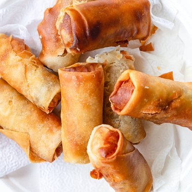 bahar rulo plaka gevrek asya snack yakın çekim baharatlı lezzetli