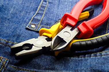 çift kesme pliers el aletleri elektrikli bina closeup kırmızı sarı sapı