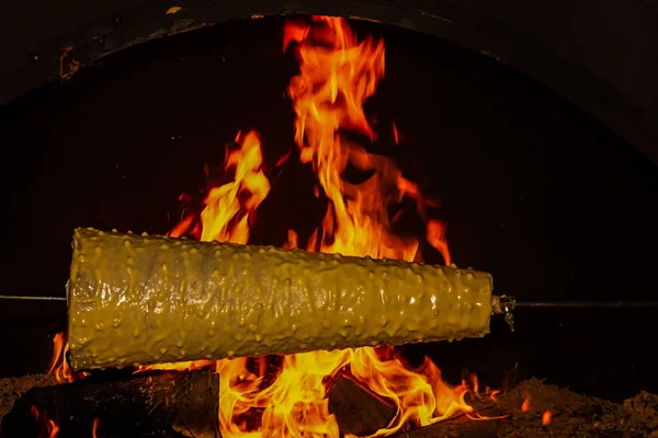 La torta di shakotis di Natale è preparata su un fuoco aperto. forma orizzontale cottura pasticceria liquida torta lituana Shakotis — Foto Stock