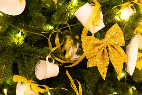 Tasse Untertassen-Set Band goldenen festlichen Hintergrund flauschige Fichte Weihnachtsset — Stockfoto
