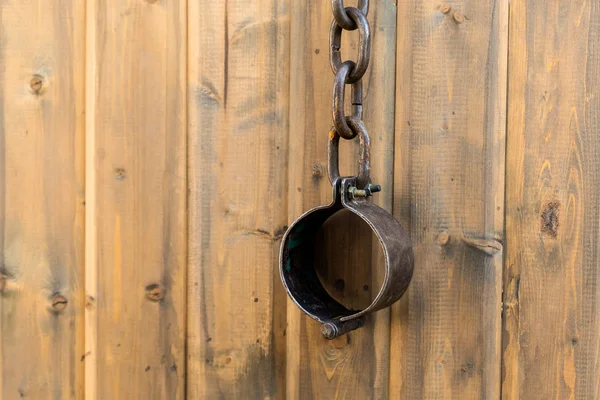 Oude Rusty ketenen gesloten Rusty traditionele handboeien verticale wand ontwerp — Stockfoto