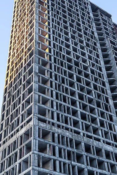 Velký stavební dům cement inženýrství pozadí vertikální fotka — Stock fotografie