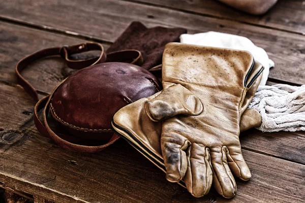 Gants en cuir vieux beige protection contre les intempéries falconry hip flasque close-up — Photo