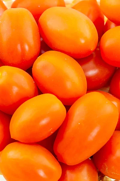 Gros plan juteux tomate cerise rouge fond de légumes lumineux délicieux frais — Photo