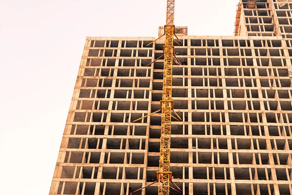 Bouwproces huis winkelcentrum deel van het gebouw hoge ijzeren kraan — Stockfoto