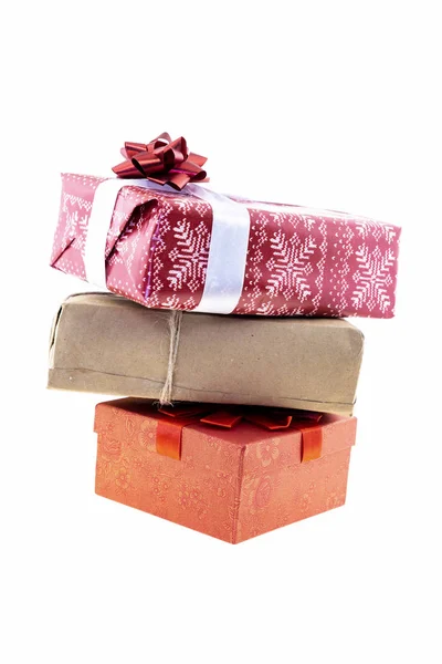 Conjunto vertical pila regalo caja regalo naranja kraft rojo blanco fondo vacaciones — Foto de Stock
